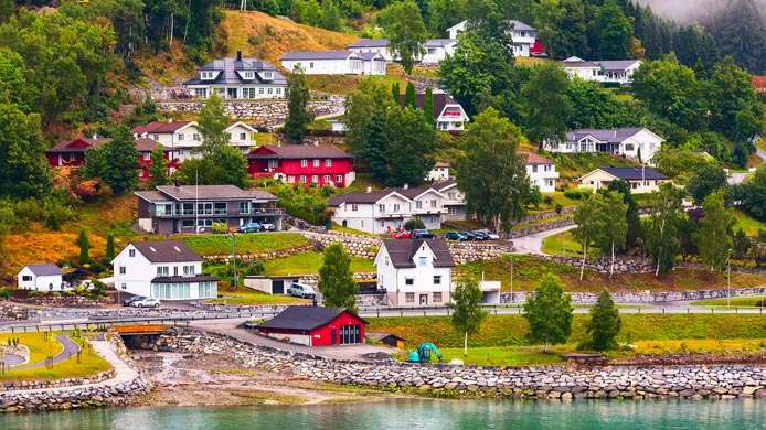 Foto de Pessoas Andando Na Tradicional Aldeia Na Noruega Ao Pôr Do